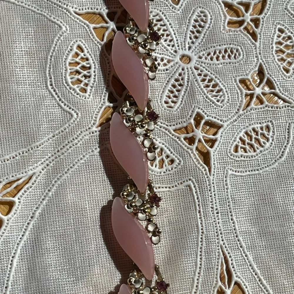 Vintage powder pink thermoset choker necklace with flowers and rhinestones - Picture 8 of 9